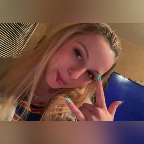 Meet your Posher, Alicia (The Purse Plug👜🔌🛍) - Picture 4 of 16